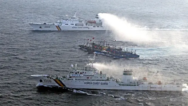 পীত সাগরের একটি বিতর্কিত এলাকায় চীনা মাছ ধরার একটি নৌ বহরকে তাড়িয়ে দেওয়ার চেষ্টা করেছে দক্ষিণ কোরিয়ার কোস্ট গার্ডের দুটো জাহাজ (ফাইল ফটো)