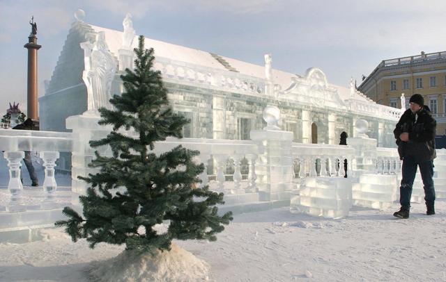 Réplica de la Casa de Hielo de la emperatriz Ana que se empezó a hacer anualmente en San Petersburgo desde 2005.