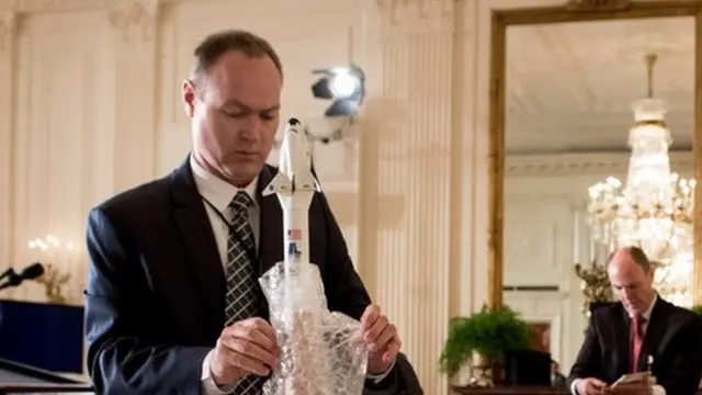 در جلسه شورای ملی فضایی با رئیسجمهور آمریکا در کاخ سفید، نمونههایی از ادوات فضایی به نمایش گذاشته شدند.