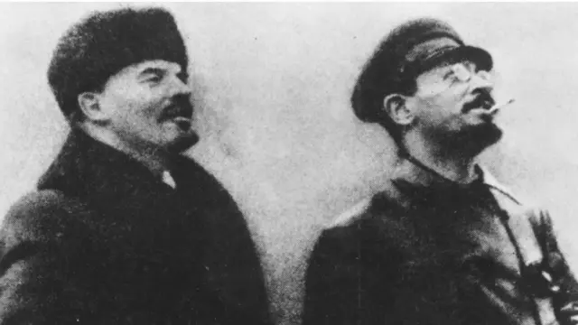 Владимир Ленин (слева) и Лев Троцкий