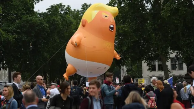 El bebé Tump inflable sobrevuela las calles de Londres este martes.