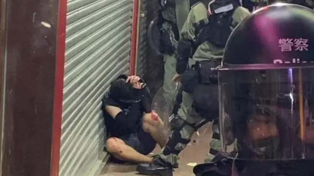 機動隊は軒尼詩道 （ヘネシーロード）からデモ隊を一掃した