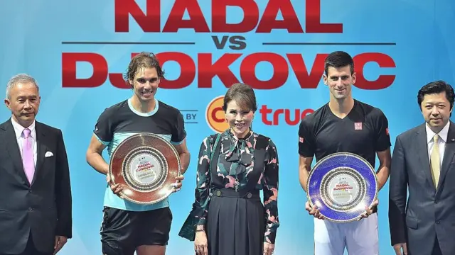 الأميرة السابقة ماهيدول و بجانبها لاعبا التنس نادال وديوكوفيك