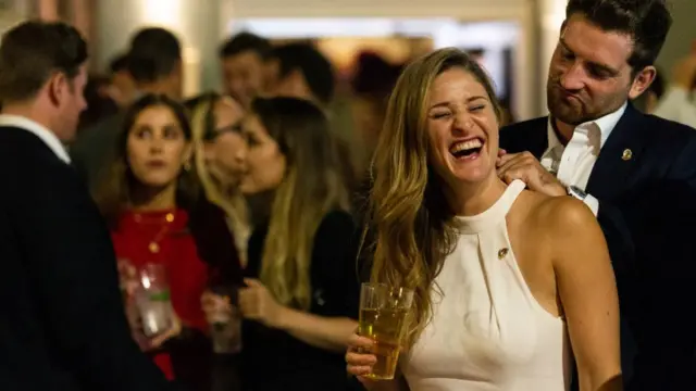 Mujer y hombre en un pub.
