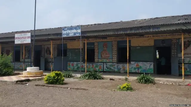 गावाच्या शाळेत ई -लर्निंगचा डिजिटल सेट उपलब्ध आहे, मात्र शाळेची इमारत 50वर्षं जुनी असल्यानं तो बसवता येत नसल्याचं शिक्षक सांगतात.