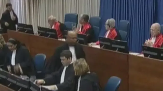 अदालत में अफ़रातफ़री