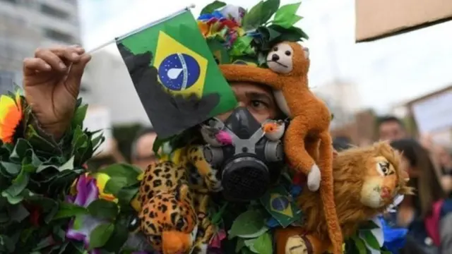 আগুন নেভাতে ব্রাজিল সরকারের 'দুর্বল' ভূমিকার প্রতিবাদে বিক্ষোভ।