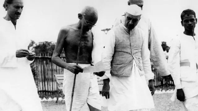 મહાત્મા ગાંધી સાથે જવાહરલાલ નહેરુ