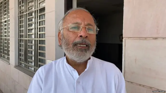 वाराणसी में नरेंद्र मोदी के संसदीय कार्यालय से जुड़े और पार्टी के सह प्रभारी सुनील ओझा