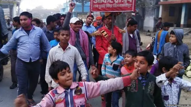 अनुकूल में गांव में बैंड बाजे के साथ जश्न मनाते उनके गांववाले