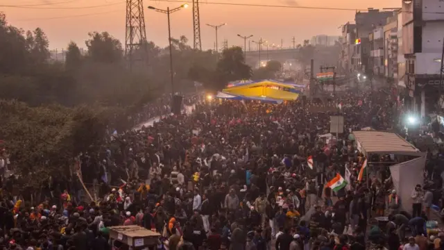 પ્રદર્શનોમાં ભારે ભીડ