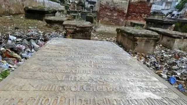 ఓల్డ్ పోస్ట్ ఆఫీసు దగ్గరున్న సమాధులు