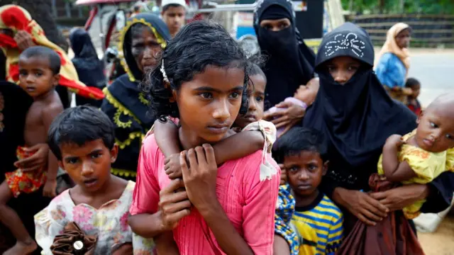 সীমান্ত পেরিয়ে কুতুপালং ক্যাম্পে এসে পৌঁছেছে এই রোহিঙ্গা পরিবার।