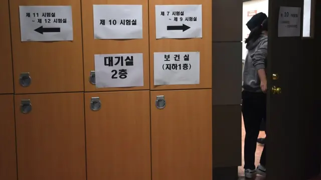 Alumna entrando al examen