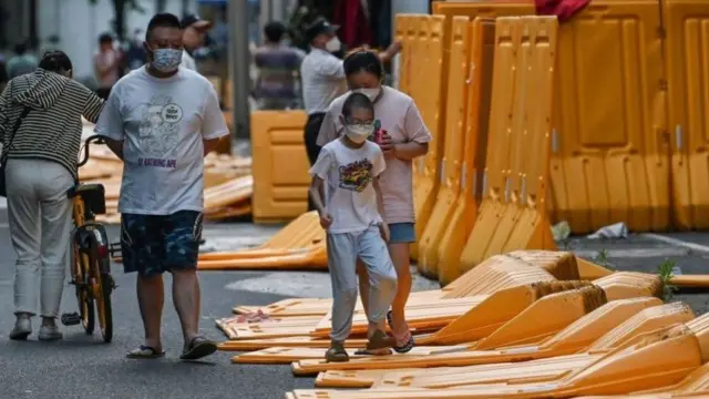 对离开上海的限制仍然存在，任何前往其他城市的居民在抵达后将面临7至14天的隔离检疫。