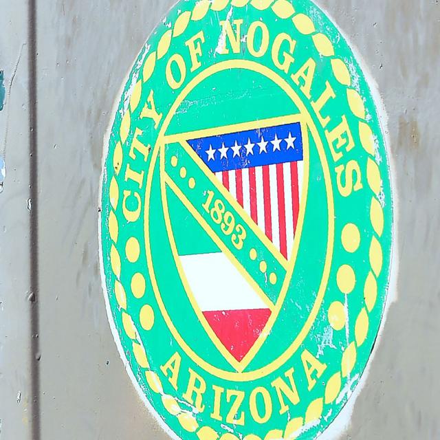 escudo de nogales com as bandeiras dos eua e do méxico