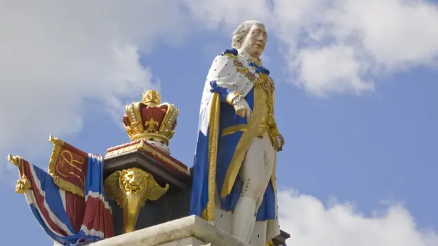 Статуя короля Георга III в Уэймуте, где он и попробовал знаменитый пудинг. После чего хозяйке гостиницы было разрешено называть его "королевским"