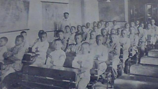 Uma sala de aula com menores infratores ou abandonados no início do século 20, em São Paulo