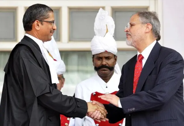 2013లో దిల్లీ హైకోర్టు చీఫ్ జస్టిస్‌గా ప్రమాణ స్వీకారం చేసిన తరువాత అప్పటి దిల్లీ లెఫ్టినెంట్ గవర్నర్ నజీబ్ జంగ్‌తో