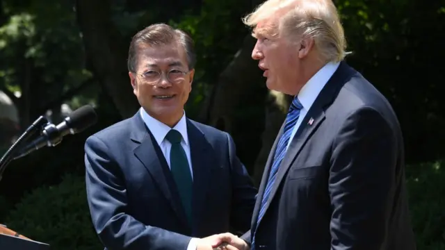 அதிபர் டிரம்பும். தென் கொரிய அதிகர் மூன் ஜியா-இன்