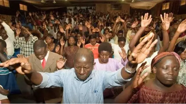 awọn eeyan njọsin ni ile ijọsin