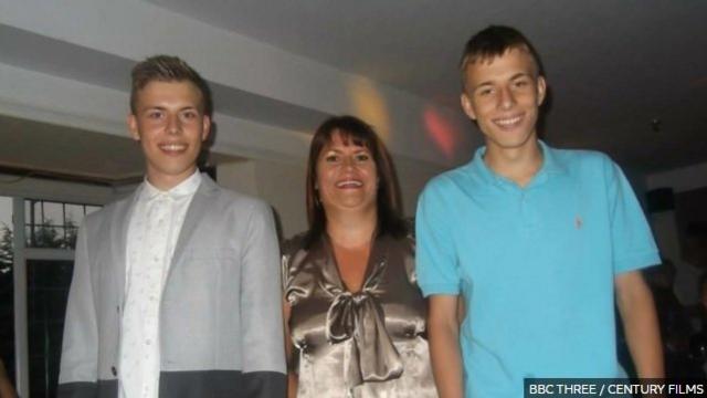 Alex kỷ niệm sinh nhật lần thứ 18 với mẹ và anh trai sinh đôi Luke