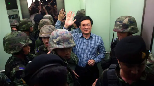 เจ้าหน้าที่ทหารควบคุมตัวนายจาตุรนต์ ฉายแสง ลงลิฟต์ไป ทำให้การแถลงข่าวที่ FCCT ต้องยุติลงทันที