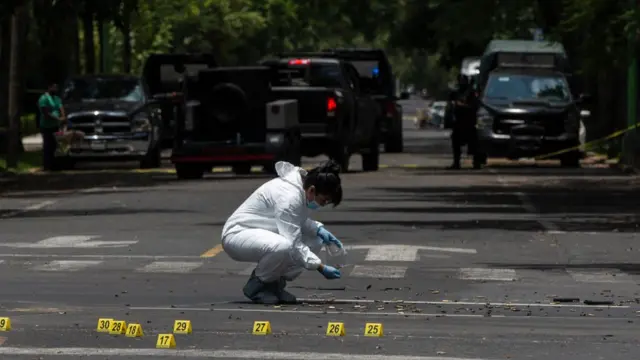 Un miembro del equipo de investigación del atentado.