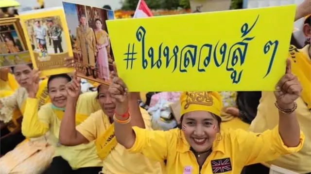 พสกนิกรได้ไปรอเฝ้าฯ รับเสด็จในหลวง พร้อมป้ายข้อความถวายพระพร
