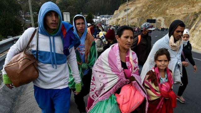 Migrantes venezuelanos caminhando1xbetttestrada