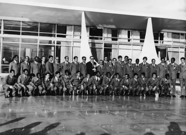 Presidente Médici, ao centro com a taça da Copa do Mundo, recebeu todos os jogadores tricampeões no Palácio do Planalto