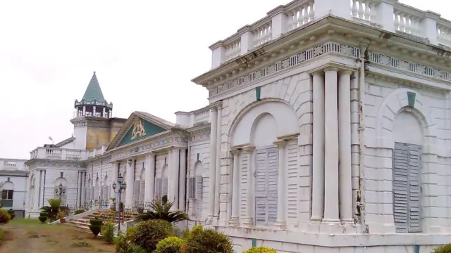 কাশিমবাজার রাজবাড়ী - কৃষ্ণকান্ত নন্দীর এই প্রাসাদটি তৈরি হয়েছিল বেনারসের মহারাজা চৈত সিংয়ের প্রাসাদ থেকে লুঠ করে আনা মার্বেল পাথর দিয়ে।