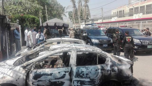 卡拉奇中国领馆前于袭击中被烧焦的汽车（23/11/2018）