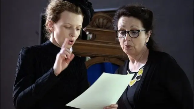 المخرجة ماري نويل مع الممثلة كارولينا غروشكا، التي لعبت دور ماري كوري