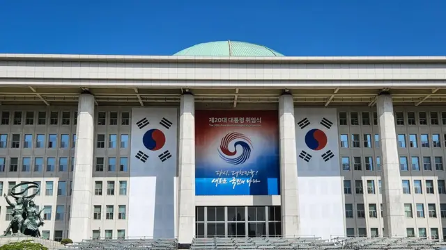 서울 여의도 국회 본청 앞에서 관계자들이 제20대 대통령취임식을 위한 기초 가설물을 세우고 있다