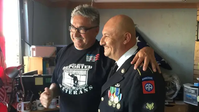 Héctor Barajas abraçando outro veterano deportado | Foto: Beatriz Díez