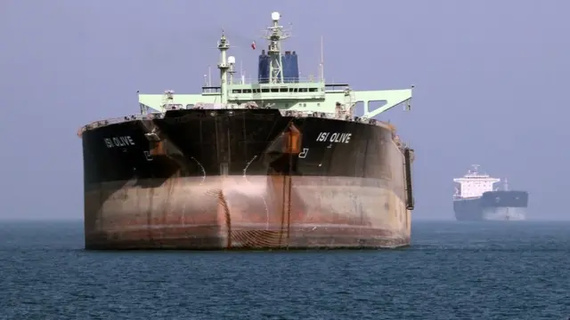 Un buque petrolero frente al puerto de Bandar Abbas, en el sur de Irán, el 2 de julio de 2012