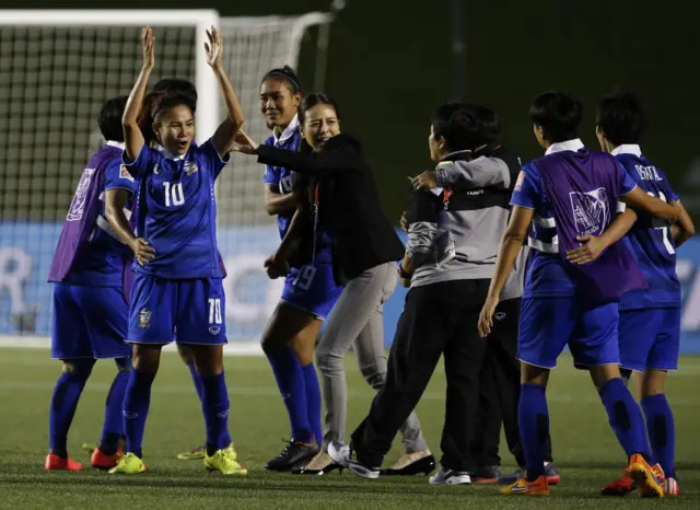 "มาดามแป้ง" แสดงความยินดีกับลูกทีมหลังเอาชนะทีมไอวอรี โคสต์ ในศึกชิงแชมป์ฟุตบอลโลกหญิง 2015 ที่แคนาดา