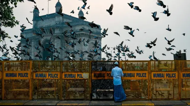 এই মামলাকে ঘিরে মুম্বাই পুলিশ বেশ চাপের মুখে আছে