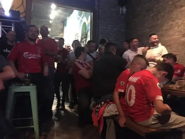 Kako se bližio početak meča, slobodnih mesta je ponestajalo, čitav prostor je pocrveneo od Liverpulovih dresova i drugih navijačkih rekvizita, dok je vrućina postajala nesnošljiva