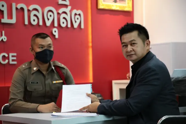 นายวิญญัติ ชาติมนตรี เข้าร้องทุกข์กล่าวโทษที่ สน.ดุสิต