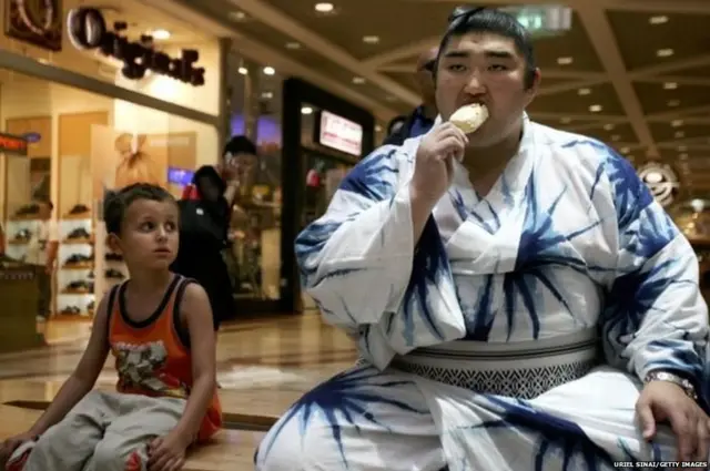 परदशात सूमो पहेलवान नेहमी आकर्षणाचं केंद्र ठरतात.