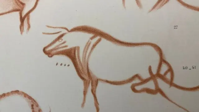Cuatro puntos junto a un dibujo de un toro en una cuenva en España.