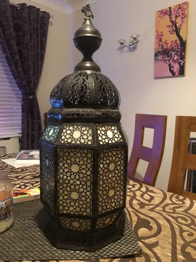 فانوس على منضدة في منزل علياء