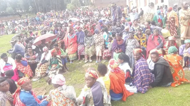 La population de Musanze rassemblée pour l'enterrement des victimes des attaques.