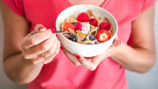 On pense qu'une alimentation riche en fibres contribue à créer un environnement intestinal plus favorable aux bactéries saines.