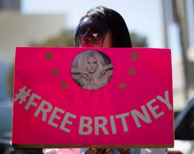 Una manifestante en defensa de Britney Spears sostiene un cartel que dice "Free Britney".