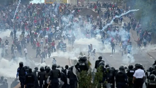 Manifestantes contra la reeleción presidencial en Honduras.