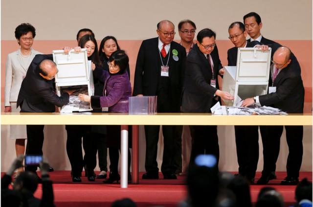 候選人中只有林鄭月娥和胡國興在香港灣仔中央點票站台上監督整個點票過程