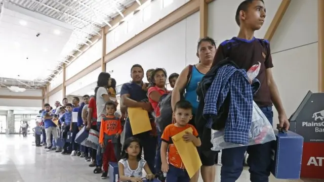 Migrantes hacen fila.